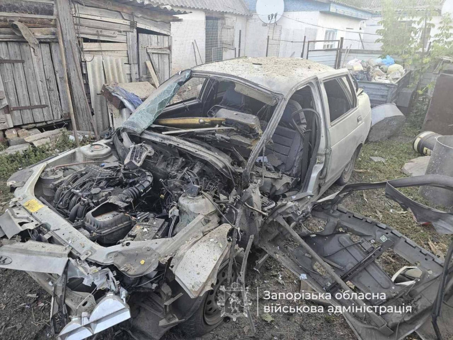 Росіяни атакували житлові будинки в Запорізькому районі: є загиблий і постраждалі (фото)