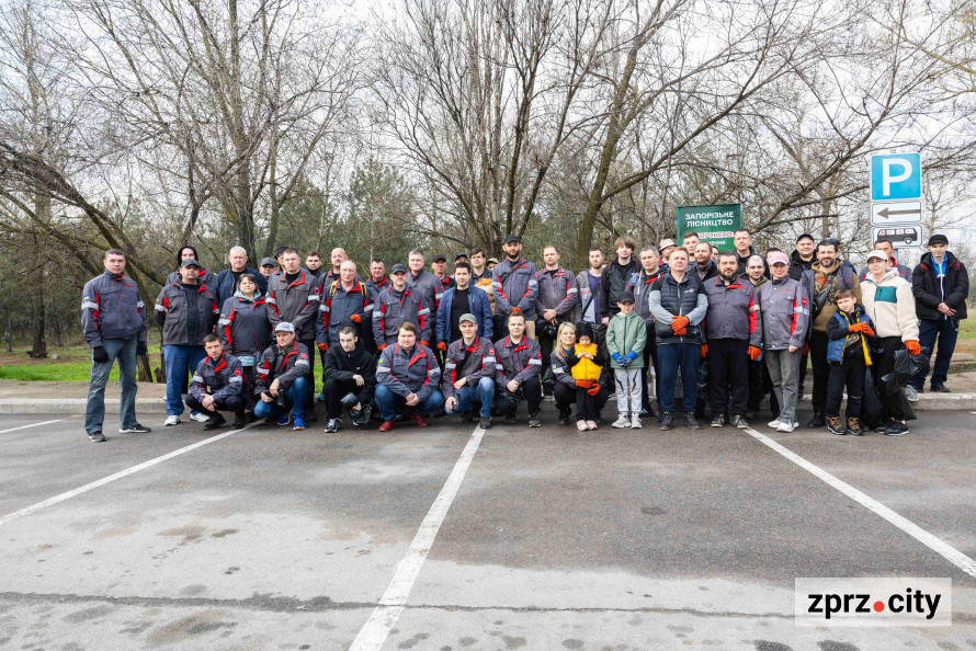 Запорізькі металурги долучилися до весняного прибирання міста