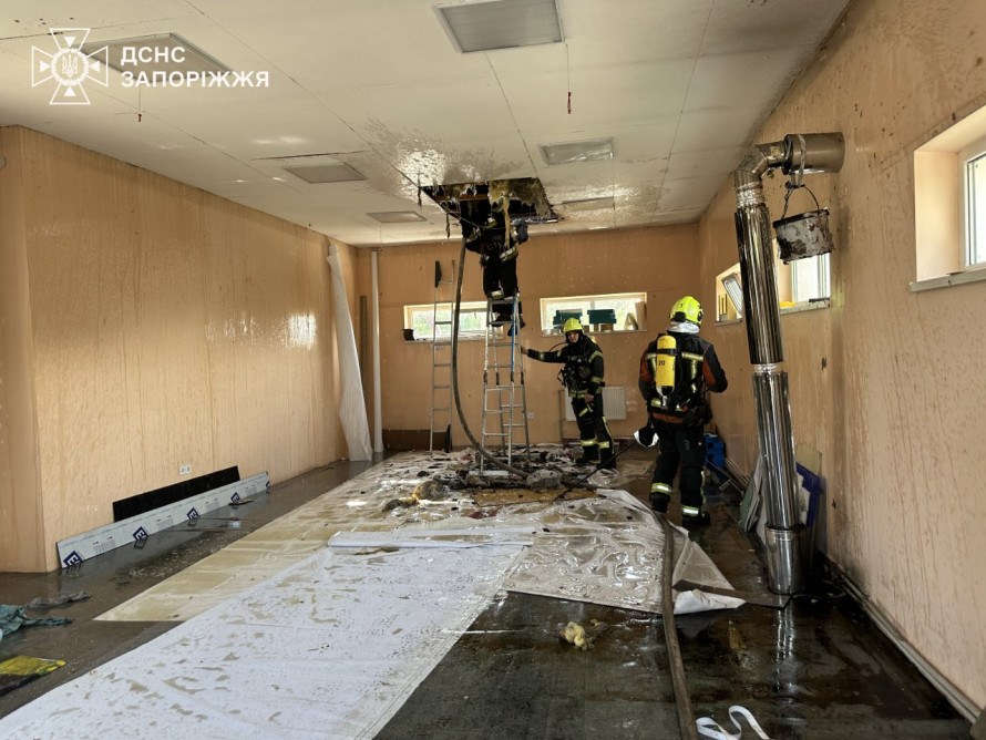 У Запоріжжі горіла майстерня: рятувальники назвали причину пожежі (фото)