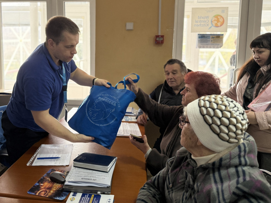 "Єдине вікно" надії: як у Запоріжжі підтримують людей після евакуації