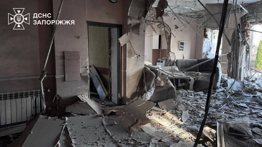 Авіабомба влучила поруч із церквою: у Запоріжжі внаслідок удару загинув чоловік, є поранені (фото, відео)
