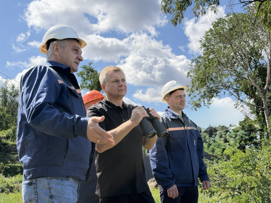 КАБи обірвали лінію над Дніпром: на Запоріжжі енергетики провели ризикований ремонт (фото)