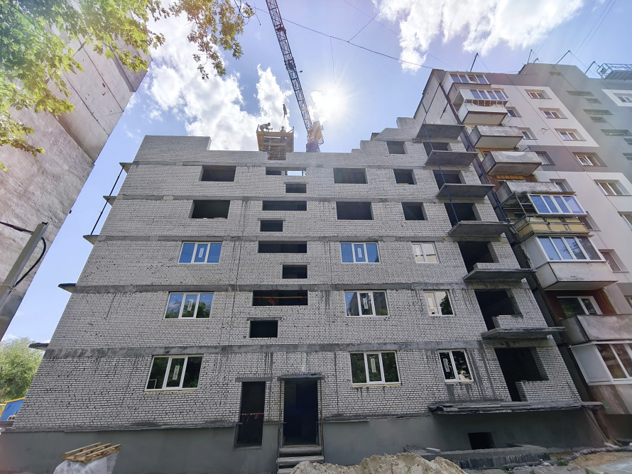 Мурують стіни, вставляють вікна - як просувається відбудова на вулиці Запорізькій (фото)