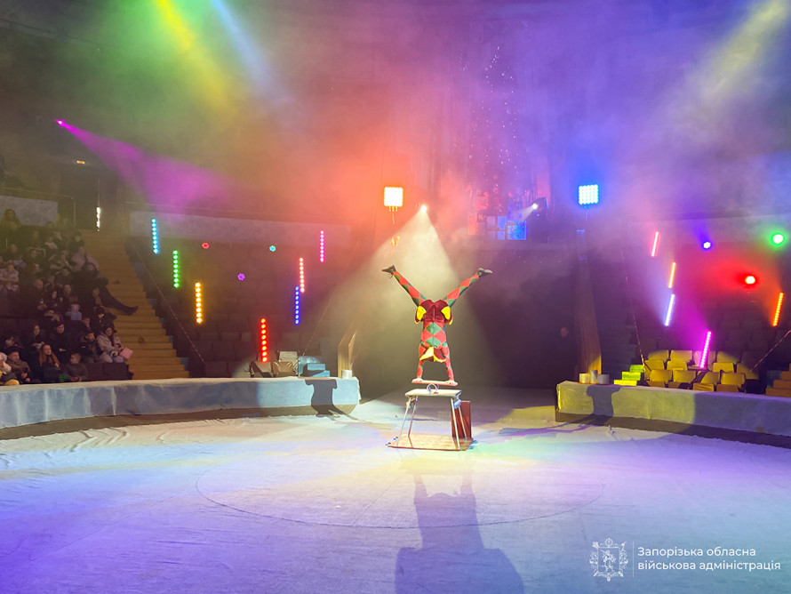 У запорізькому цирку розпочалися різдвяно-новорічні свята - фото