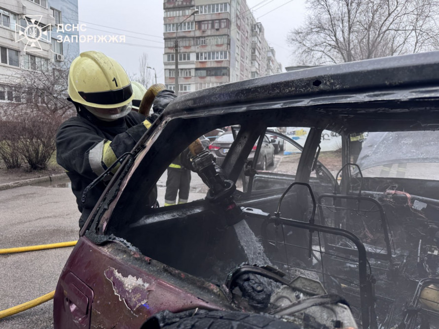 Вогонь охопив легковик - у Запоріжжі рятувальники загасили палаючу автівку (фото)
