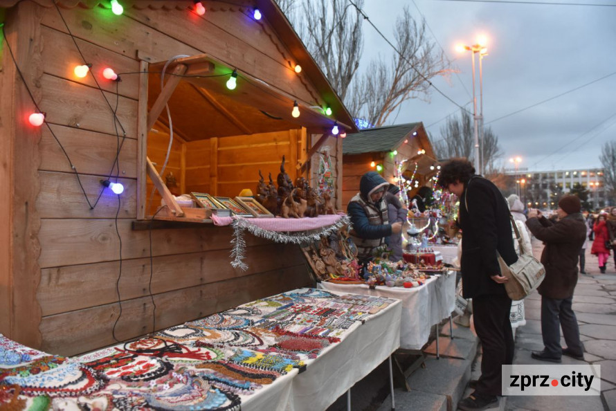 Казка мирних часів – як у Запоріжжі протягом 20 років змінювалася новорічна ялинка (фото)