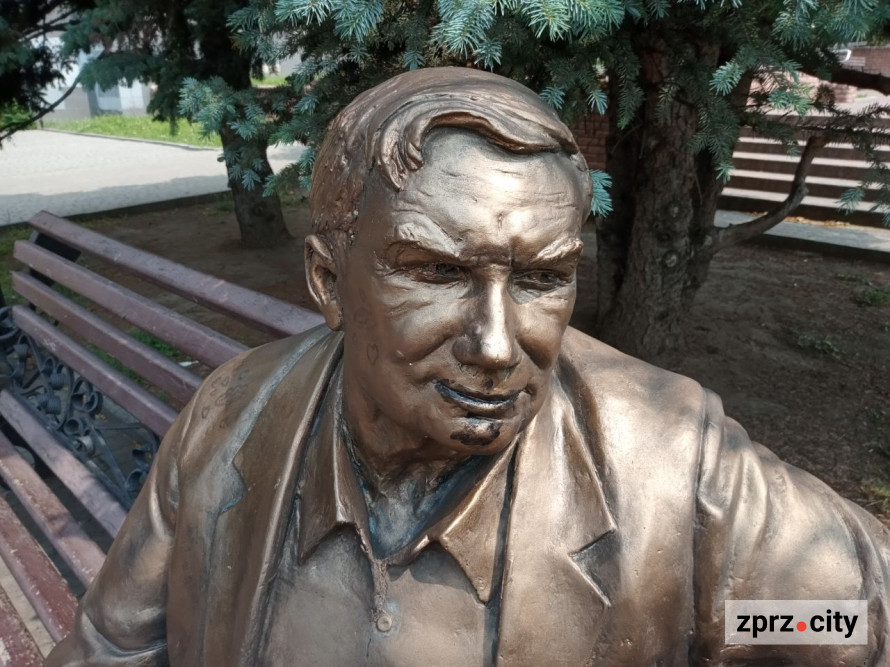 У запорізькому сквері розмалювали скульптуру - фото