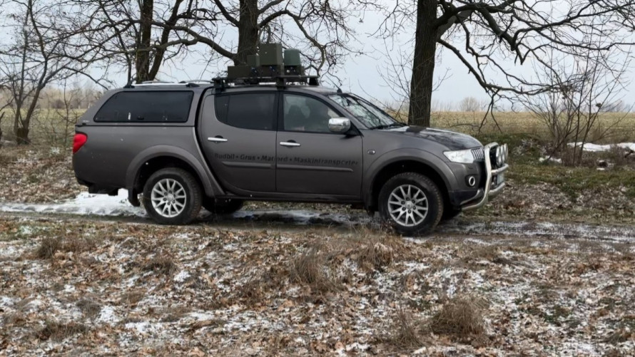 Автівки для дронарів: Метінвест передав позашляховики підрозділу БПЛА бригади «Хортиця»
