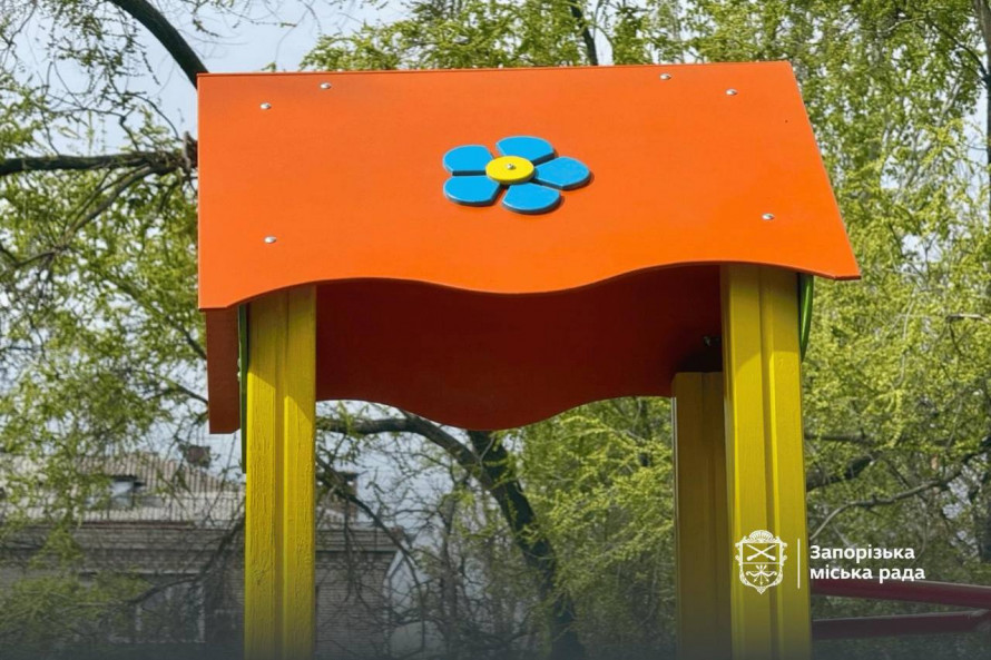 Повертають дітям простір для гри: у Запоріжжі відновлюють майданчик, пошкоджений ворожою атакою (фото)