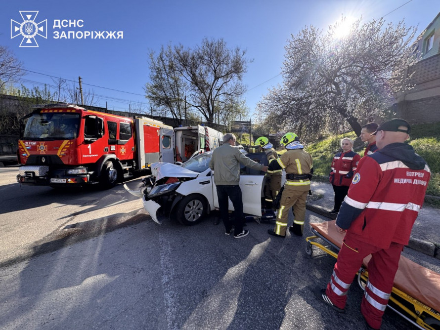 У Запоріжжі авто врізалося в дерево: рятувальники деблокували водія (фото)