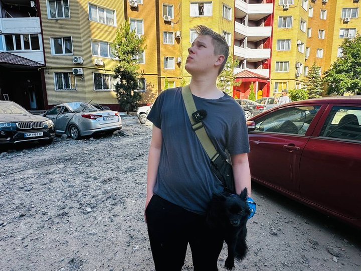 «Будинок весь хитало»: мешканці Космічного району Запоріжжя розповіли, як пережили удари КАБів (фото)