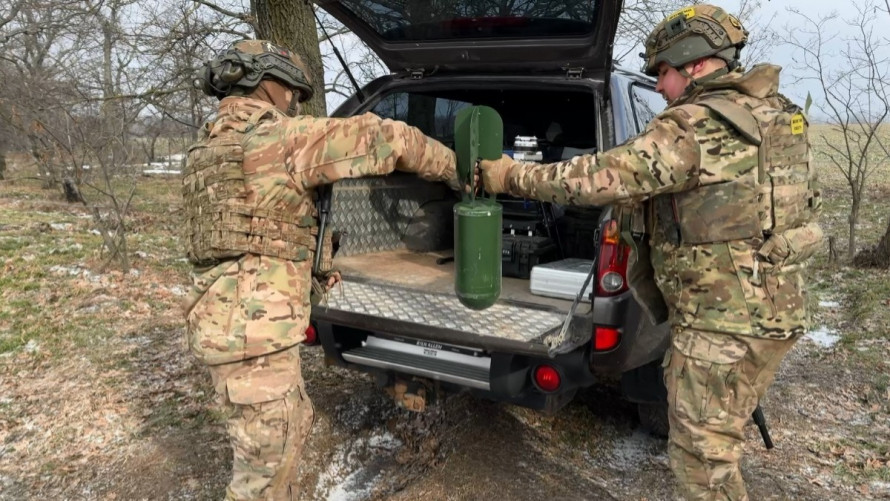 Автівки для дронарів: Метінвест передав позашляховики підрозділу БПЛА бригади «Хортиця»