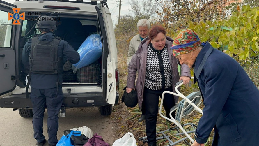 Порятунок під вибухами запорізькі рятувальники вивезли 83-річну жінку до безпечного місця (фото, відео)