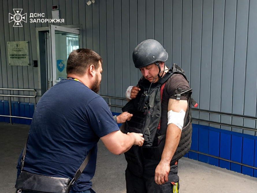 Підступно атакували під час пожежі: на Запоріжжі внаслідок удару російського дрона постраждав рятувальник (фото)
