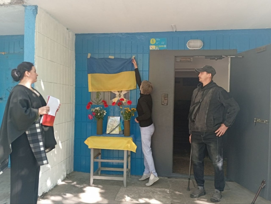 Запоріжці вшанували пам'ять Героя з позивним «Андроїд»: на рідному будинку з'явилася меморіальна дошка (фото)