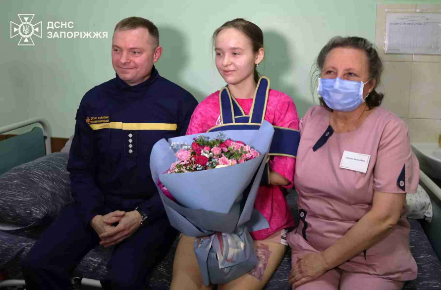 Вже готується до виписки: дівчина, яку дістали з-під завалів у Запоріжжі, уперше зустрілася зі своїм рятівником (фото)