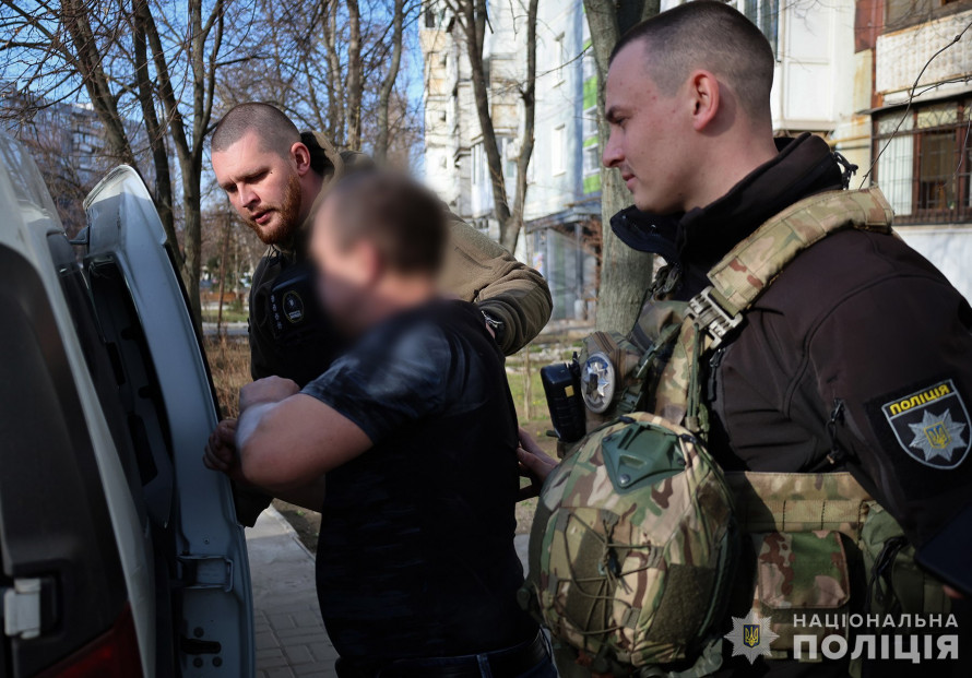 Напився, посварився з дружиною та погрожував підірвати гранату - у запоріжця знайшли склад зброї (відео, фото)