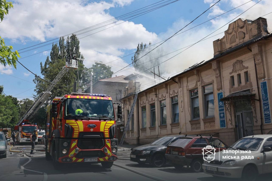 Удар по старому місту: росіяни вдарили по житловому кварталу Запоріжжя — є поранені (фото, відео)