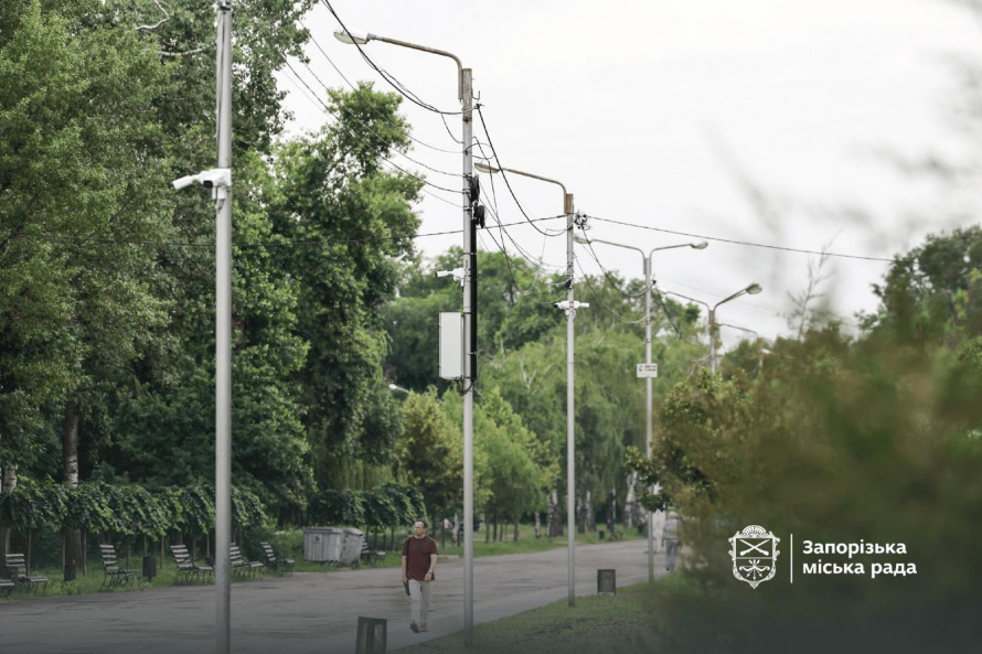 Майже без «сірих» зон: у парках Запоріжжя встановлюють нові системи відеоспостереження (фото)