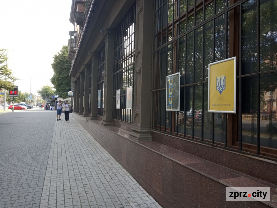 Історія свободи та спротиву: в Запоріжжі відкрили виставку плакатів до Дня Конституції (фото, відео)