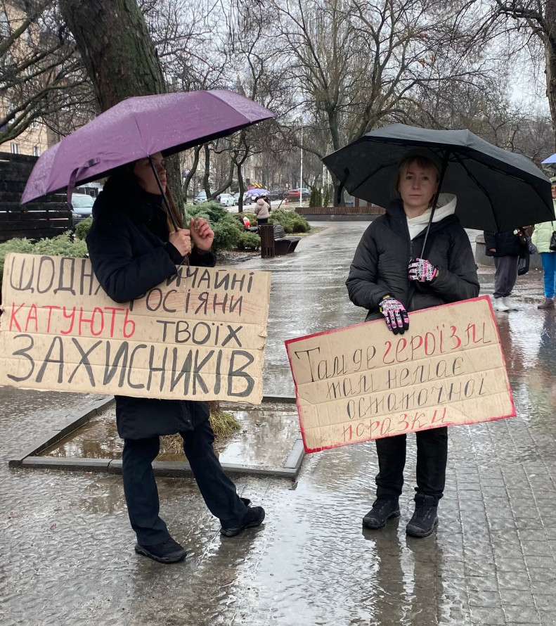 Червоні серця і мовчазна підтримка: запорізькі родини вийшли на площу попри дощ і тривоги (фото)