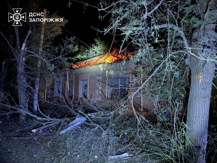 Росіяни авіабомбою знищили лікарню на Запоріжжі: під завалами опинилися медпрацівники (фото)