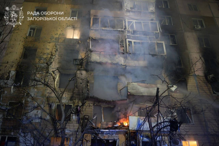 Вночі ворог атакував Запоріжжя - є постраждали, пошкоджені багатоповерхівки, торговий центр та виш (фото, відео)