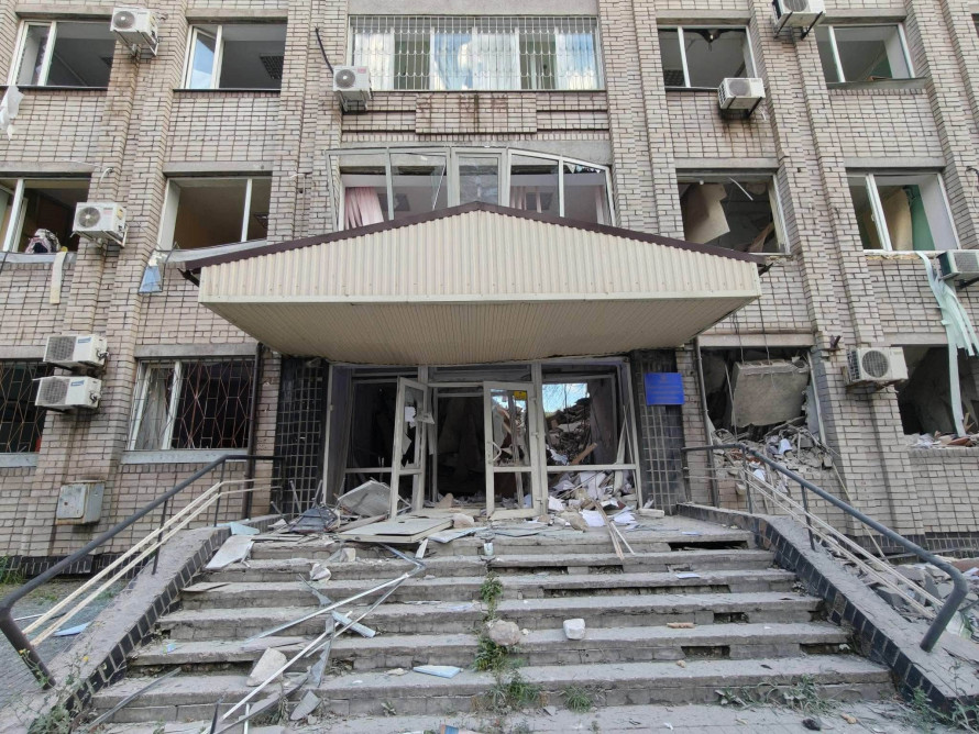 Загинув молодий поліцейський, пошкоджені будинки у трьох районах Запоріжжя - наслідки ворожих ударів 10 липня