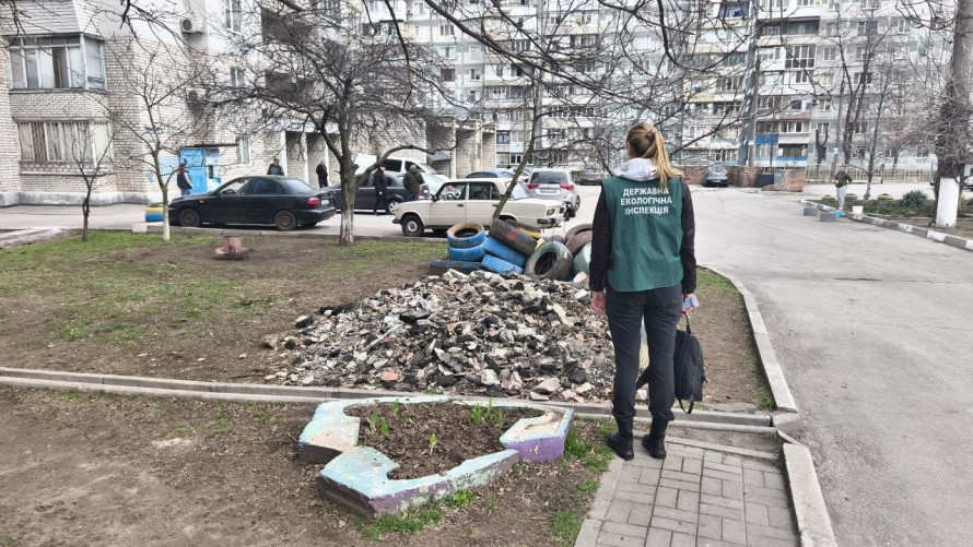 Запоріжці звернулися на гарячу лінію — біля будинку знайшли звалище шин і будівельного сміття (фото)
