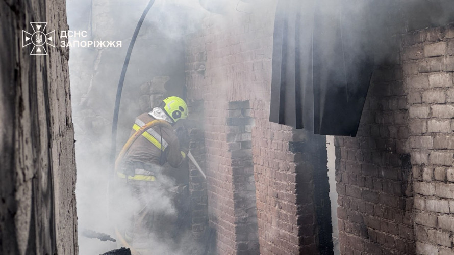 В одному з районів Запоріжжя горіло дев’ять гаражів: рятувальники гасили пожежу у приміщенні, в яке не могли потрапити (фото)