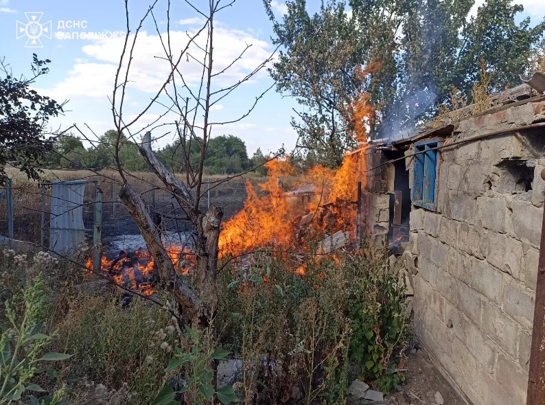 Пожежі після обстрілів - вогонь охопив житлові будинки та базу відпочинку на Запоріжжі (фото)