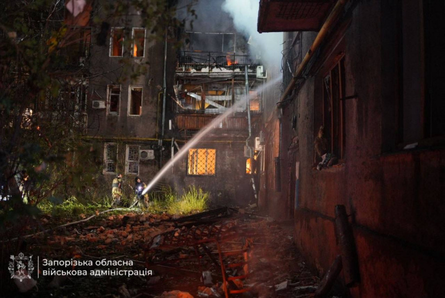 Сильна пожежа, поранені люди: у неділю ворог ударив по житловій багатоповерхівці у Запоріжжі