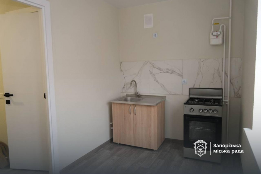 Дев'ять років у модульному: в Запоріжжі родина переселенців нарешті отримала квартиру (фото)