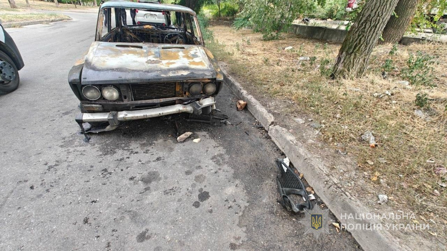 Через конфлікт із хлопцем доньки: у Запоріжжі чоловік спалив автомобіль (фото)