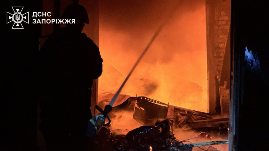 Ворожі удари спричинили масштабні пожежі у Запоріжжі: горіли АЗС, будинки та гаражі, постраждали патрульні (фото)