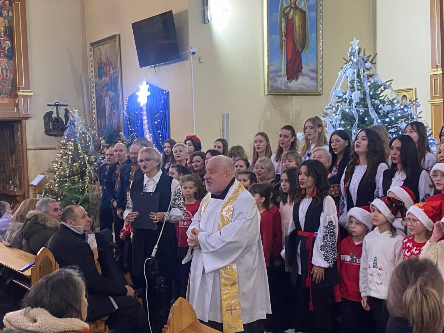 Святкова музика та колядки - у запорізькому соборі відбувся концерт камерного хору (фото)