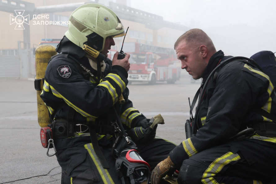 Врятували двох жінок - у Запоріжжі вирувала масштабна пожежа у складському приміщенні (відео, фото)