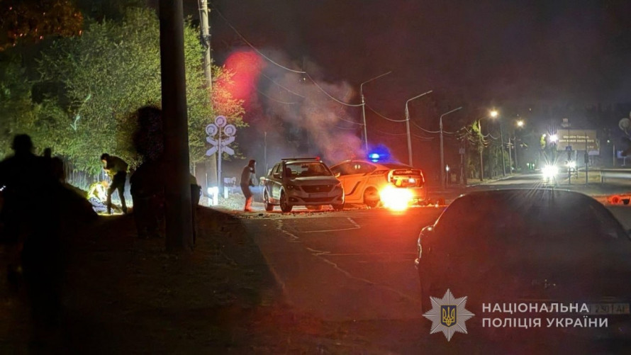 Ворожі удари спричинили масштабні пожежі у Запоріжжі: горіли АЗС, будинки та гаражі, постраждали патрульні (фото)