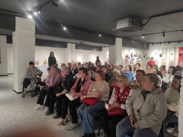 Українські пісні ожили у вишивці: у Запоріжжі відкрилася виставка писанок, рушників, мотанок (фото)