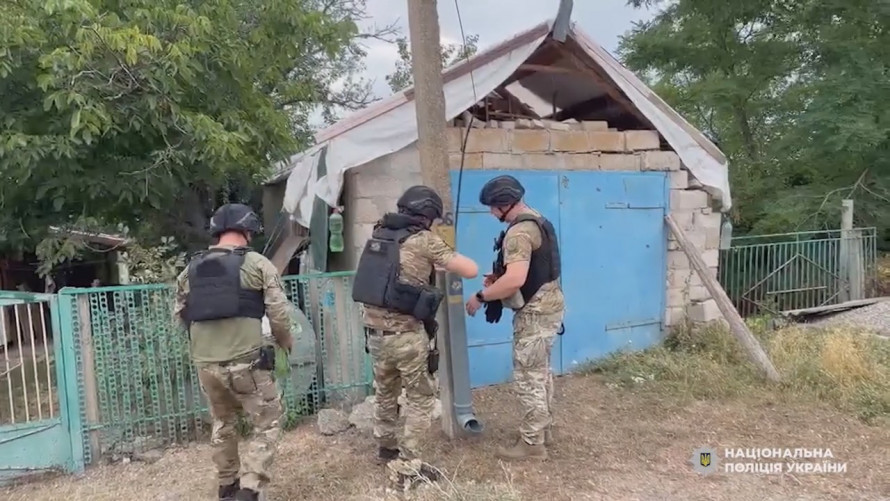 Кожне життя важливе: у Запорізькому районі поліцейські встановили годівниці для покинутих тварин (відео)