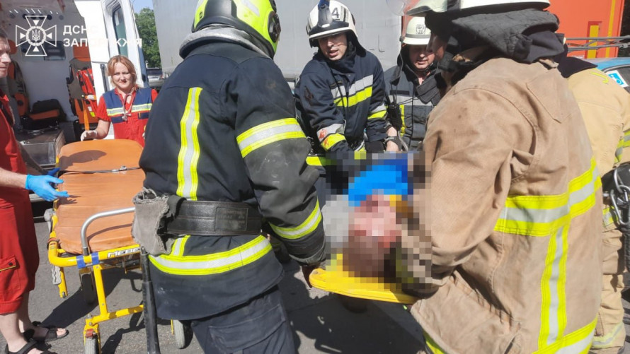 Смертельна аварія в Запоріжжі - автівка врізалась у вантажівку, водій не вижив (фото, відео)