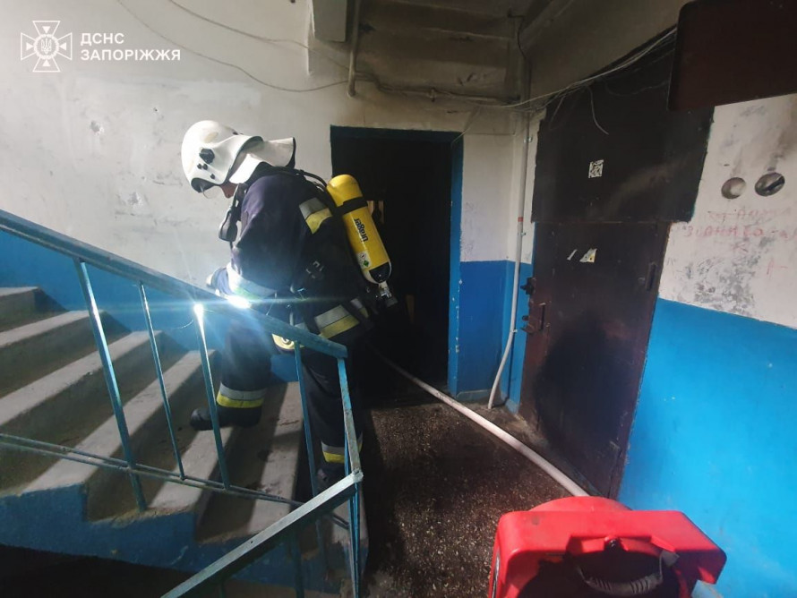 Реанімація не допомогла - під час пожежі у запорізькій дев'ятиповерхівці загинув чоловік (фото, відео)