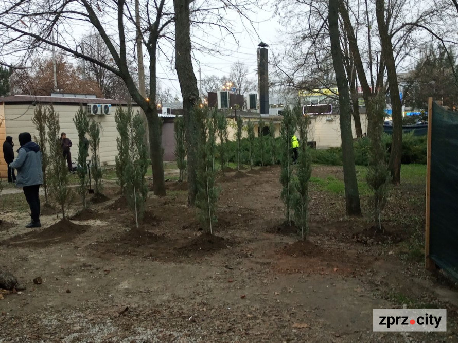 В одному із запорізьких скверів відкриють майданчик з фігурами фантастичних звірів - фоторепортаж