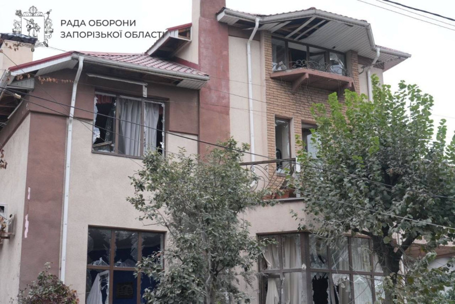 Росіяни двічі вдарили по центру Запоріжжя: на місці працюють рятувальники та медики (фото, відео)