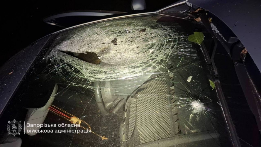 Пошкоджений автобус, автівки та будинки: у Запорізькій області внаслідок атак дронів постраждали люди (фото, відео)