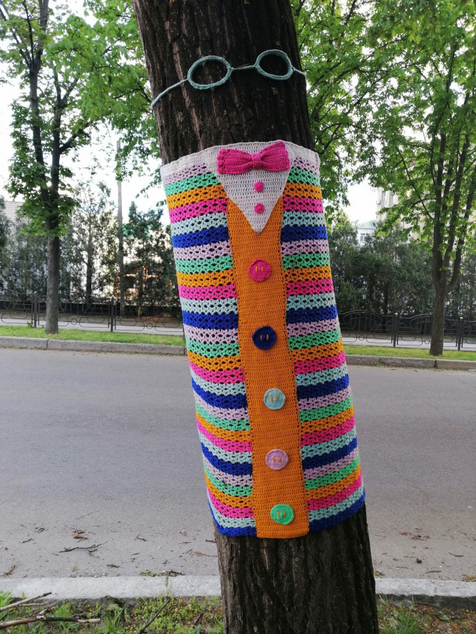 Яскраво та креативно: у Запоріжжі розростається алея дерев у в'язаних кожушках (фото)