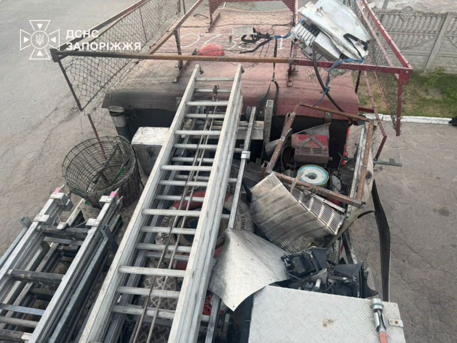 У Запорізькому районі ворог вдарив по рятувальниках, які їхали на ліквідацію наслідків обстрілу: що з людьми