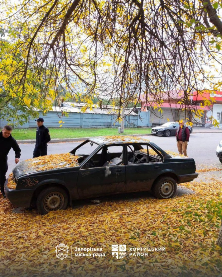 Вулиці без автівок-примар: у Хортицькому районі взялися за покинуті машини (фото)