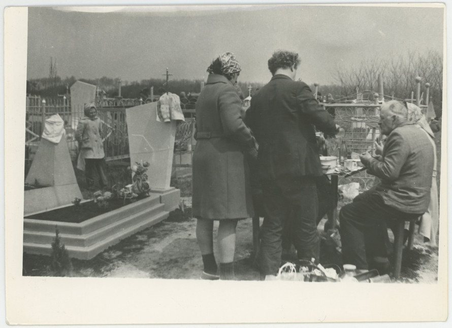 Коли село збиралося разом: як проходили поминальні дні на Запоріжжі в минулому столітті (фото)