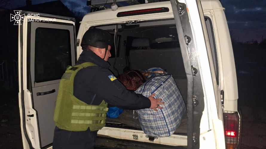 "Поки чекав рятувальників, ворог обстрілював село двічі" - із зони небезпеки в Запорізькій області вдалося вивезти двох людей (фото)